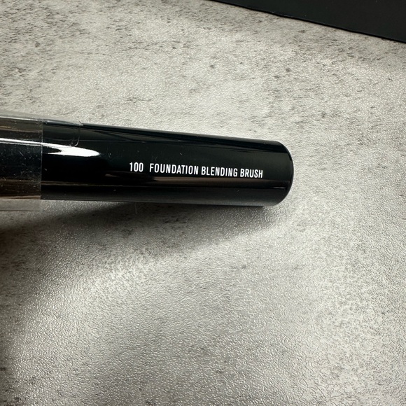 IL MAKIAGE No. 100 Foundation Blending Brush - Picture 3 of 4
